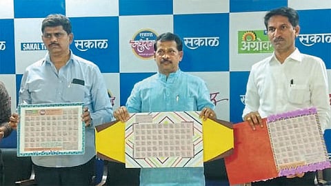 सकाळ कार्यालय - मैत्रीण स्पर्धेचा निकाल सोडतीद्वारे जाहीर करताना (डावीकडून) महाराष्ट्रकेसरी पैलवान राहुल काळभोर, चैतन्य विद्या प्रतिष्ठानचे अध्यक्ष राजेंद्र बांदल आणि महेश नागरी पतसंस्थेचे सचिव-संचालक मगराज राठी.