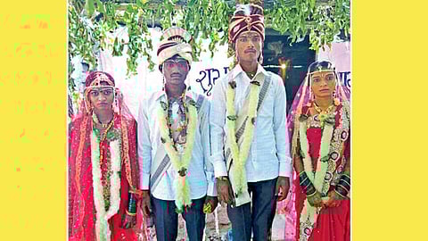 फुलसावंगी (जि. यवतमाळ) - ग्रामस्थांच्या पुढाकाराने विवाहित झालेली जोडपी.