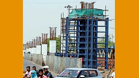 फुगेवाडी - मेट्रोसाठी खांब उभारणीचे वेगात सुरू असलेले काम.