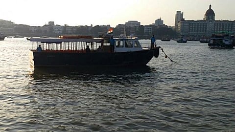 चालत्या बोटीच्या इंजिनमध्ये पडला चिमुकला