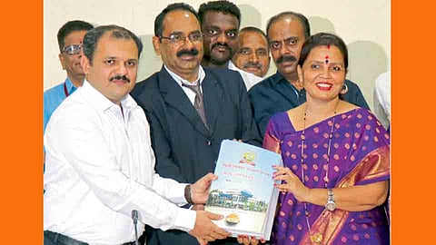 महापालिका भवन, पिंपरी - २०१८-१९ या आर्थिक वर्षाचा अर्थसंकल्प स्थायी समितीच्या अध्यक्षा सीमा सावळे यांच्याकडे सादर करताना आयुक्त श्रावण हर्डीकर.