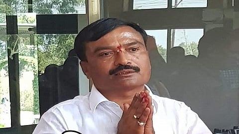 Murlidhar Raut, a farmer from Balapur taluka, is helping to get girls from a suicidal family married 2.jpg