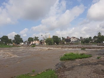 सलग दुसऱ्या दिवशी पाऊस ; हतनूरमधून विसर्ग सुरूच