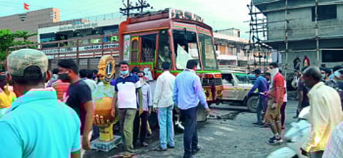पोलिसाची करामत, ब्रेक फेल ट्रक चालवायला लावला आणि स्तंभावर निभावला