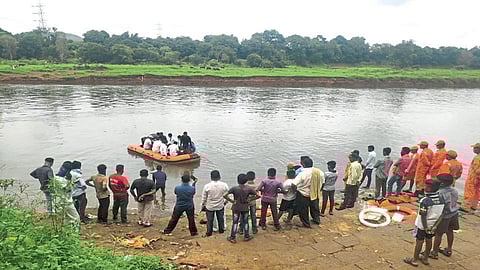 Video : गावचा सुपुत्र शिकवतोय पुरातून सहीसलामत कसे बाहेर पडावे; काेठे वाचा