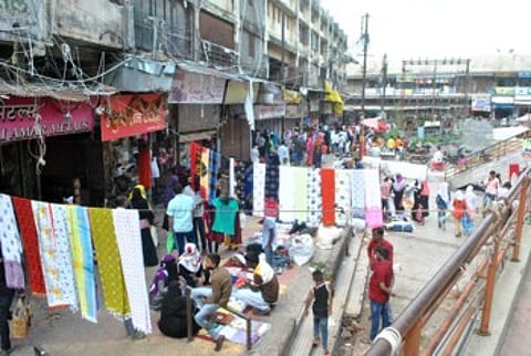 ऑनलाईन विक्रीला ‘खो’...रस्ते खुले होताच मार्केटमध्ये गर्दी !