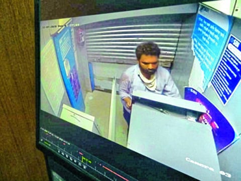 काही सेकंदांत एटीएमचा कॅशबॉक्स बाहेर काढला, नोटा बघून दोघांनी कंटेनर गाठले !