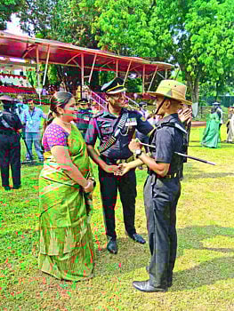 धागा धागा जोडत लावला ‘लेफ्टनंट’चा स्टार