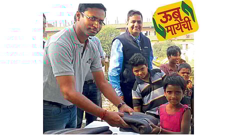 कार्यक्रमात झोपडपट्टीवासींना ब्लॅंकेटचे वितरण करताना ‘एक पहल’चे विजय यादव, ‘सकाळ’ विदर्भ आवृत्तीचे युनिट हेड संजीव शर्मा.