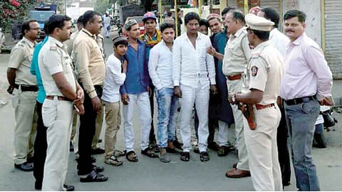 मोठा ताजबाग वस्तीत युवकांची चौकशी करताना बिट इंचार्ज पोलिस अधिकारी व कर्मचारी.