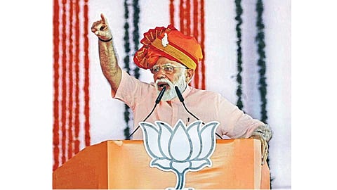 नगर - येथे जाहीर प्रचारसभेत शुक्रवारी बोलताना पंतप्रधान नरेंद्र मोदी.