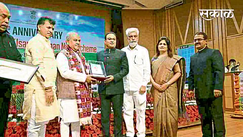 नवी दिल्ली - केंद्रीय कृषिमंत्री नरेंद्र तोमर यांच्या हस्ते प्रधानमंत्री किसान सन्मान निधी योजनेतंर्गत उल्लेखनीय कामकाजाचा पुरस्कार स्वीकारताना जिल्हाधिकारी डॉ. राजेश देशमुख. यावेळी राज्याचे कृषी मंत्री दादा भुसे, निवासी उपजिल्हाधिकारी डॉ. जयश्री कटारे व