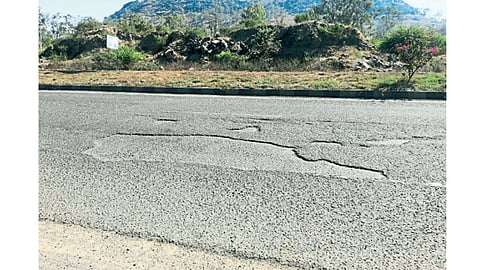 नारायणगाव (ता. जुन्नर) - रुंदीकरण व डांबरीकरण केलेल्या महामार्गाची झालेली दुरवस्था.