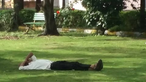 निगडी स्मशानभूमी बनला मद्यपींचा अड्डा