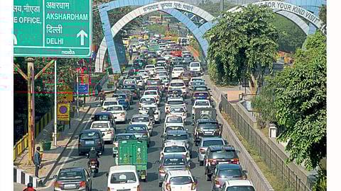 नोएडा: पंजाब आणि हरियानातील शेतकऱ्यांच्या आंदोलनामुळे दिल्लीकडे जाणाऱ्या महामार्गावर शुक्रवारी संथगतीने वाहतूक सुरू होती.