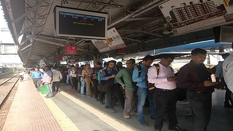 बदलापूर : लोकलमध्ये प्रवेश करण्यासाठी प्रवाशांनी लावलेली रांग.