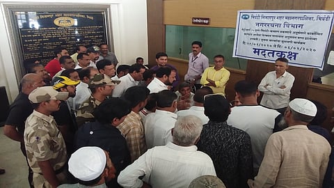 भिवंडी : हरकती व सूचनांवरील सुनावणीसाठी उपस्थित असलेले मेट्रो प्रकल्प बाधित नागरिक.