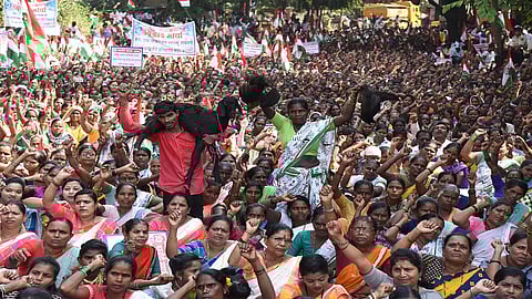 धडक मोर्चात सहभागी झालेल्या महिला. (छायाचित्र - दीपक कुरकुंडे)