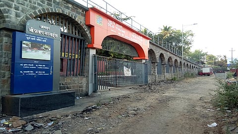 ठाणे : थीम पार्ककडे जाणाऱ्या रस्त्याची झालेली दुरवस्था  (छायाचित्र  : दीपक कुरकुंडे)
