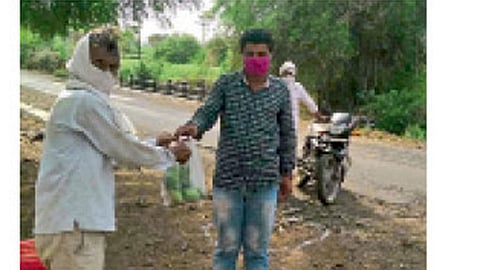 शेती बांधावरील स्टॉलवरून थेट ग्राहकांना भाजीपाला विक्री