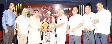 नागपूर : सत्यपाल महाराजांना स्व. प्रबोधनकार ठाकरे स्मृती पुरस्काराने गौरविताना नितीन गडकरी, बनवारीलाल पुरोहित, डॉ. गिरीश गांधी, सत्यनारायण नुवाल आणि इतर.