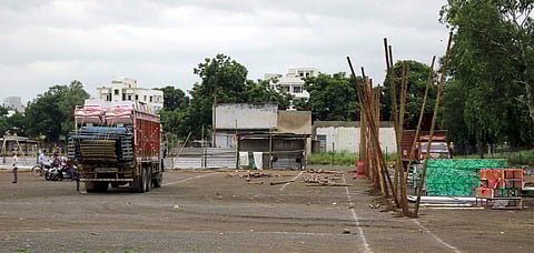 रेशीमबाग : जवळपास पंधरा दिवस चालणाऱ्या आनंद मेळाव्यासाठी रेशीमबाग मैदानावर सुरू असलेले खोदकाम.