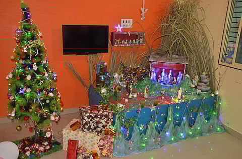 परभणी ः ख्रिसमसनिमित्त शहरातील दत्त नगरातील जॉन पिटर मकासरे यांच्या घरी प्रभु येशु ख्रिस्त जन्माचा देखावा तयार करण्यात आला आहे.