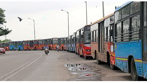 संगमवाडी - सुरक्षिततेसाठी पीएमपीच्या सर्व बसगाड्या एकत्र आणून ठेवल्या होत्या.