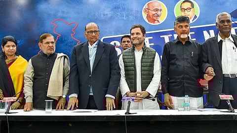 जुळवाजुळवी नि दबावाची खेळी (राजधानी दिल्ली)