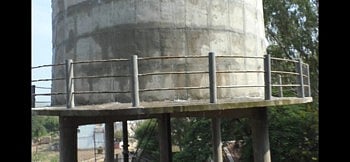 साडे आठ कोटी रुपये खर्च करून पाण्याची टाकी बांधली. पाणी भरताच ती लागली गळायला !