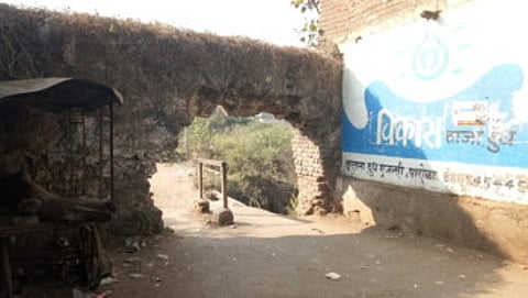 शाॅटकट रस्ता उठला जीवावर; पुरातत्व विभागाचे एतिहासीक दगडी भितींच्या बोगद्याकडे दुर्लक्ष