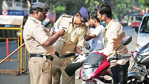 विनाकारण बाहेर पडणे महागात; पोलिसांनी वाहनेही केली जप्त