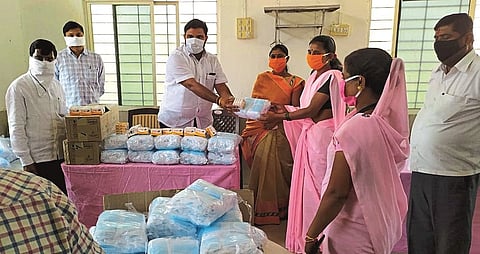 अनाळा (ता. परंडा) : प्रा. तानाजीराव सावंत प्रतिष्ठानच्या वतीने एक लाख मास्क व साबणाच्या वाटपाचा प्रारंभ करताना जिल्हा परिषद उपाध्यक्ष धनंजय सावंत, प्रतिष्ठानचे रामभाऊ घोगरे.