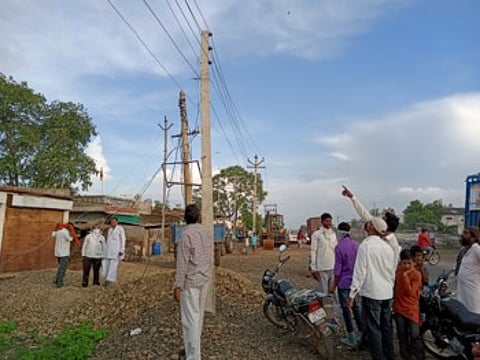 विज वाहिनीचा धक्का बसला... अन् तो २० फुटांवरून खाली कोसळला !