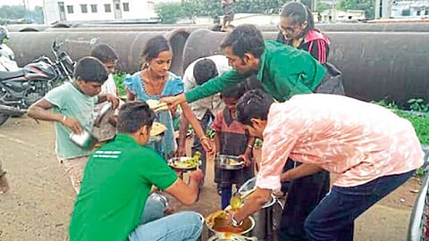 भोंडवे कॉर्नर, रावेत - अन्नदान करताना रॉबिनहूड आर्मी संस्थेचे सदस्य.