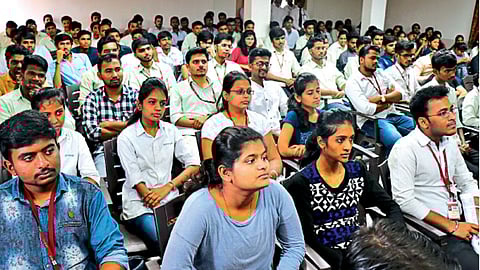 डॉ. डी. वाय. पाटील इन्स्टिट्यूट ऑफ फॉर्मसी आणि रिसर्च महाविद्यालय, पिंपरी : ‘सकाळ’च्या ‘सिमॅसेस लीडरशिप डेव्हलपमेंट प्रोग्रॅम’ अभ्यासक्रमासंदर्भात आयोजित कार्यशाळेत उपस्थित विद्यार्थी.