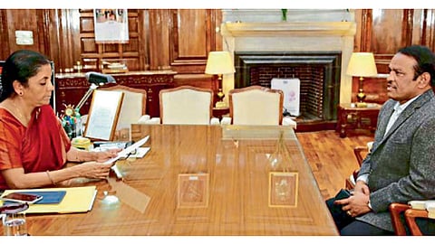 नवी दिल्ली - संरक्षण मंत्री निर्मला सीतारामन यांच्याशी चर्चा करताना खासदार श्रीरंग बारणे.