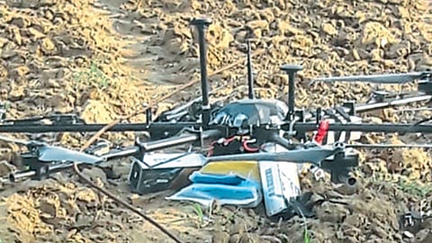 कठुआ - जिल्ह्यालगत असलेल्या सीमेवर बीएसएफ जवानांनी शनिवारी पहाटे पाडलेले पाकिस्तानचे ड्रोन.