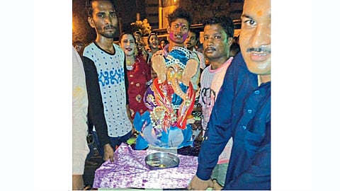 कराची शहरातील गणरायाला निरोप देण्यासाठी लाडक्या बाप्पासह निघालेले नागरिक.