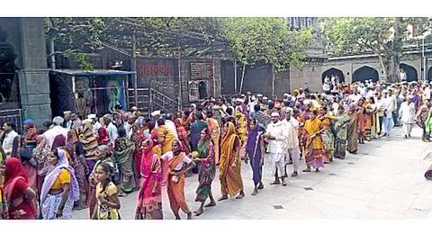 आळंदी (ता. खेड) - माउलींच्या समाधीदर्शनासाठी वारकऱ्यांनी केलेली गर्दी.