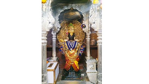 पंढरपूर : श्री विठ्ठल रुक्मिणी मंदिरात प्रक्षाळ पूजेनिमित्त फुलांची सजावट