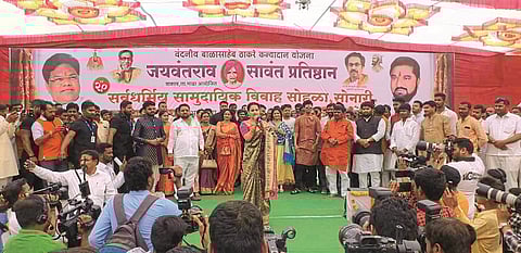 भैरवनाथ शुगर वर्क (ता. परंडा) : स्व. जयवंतराव सावंत प्रतिष्ठानतर्फे रविवारी झालेल्या सामुदायिक विवाह सोहळ्यात वधू-वरांना शुभेच्छा देताना अभिनेत्री प्राजक्ता गायकवाड.