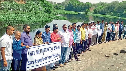 फुगेवाडी - पवना नदीतील जलपर्णी; तसेच प्रदूषणाकडे लक्ष वेधण्यासाठी मानवी साखळी करणारे नागरिक.