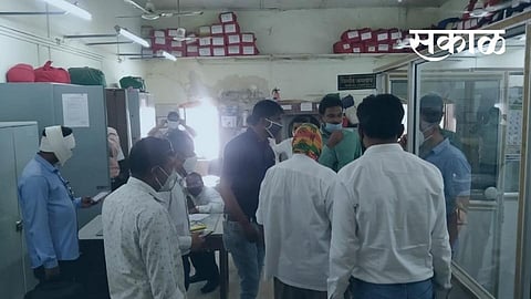 Akola Corona News Physical distance fuss in Collectorate and Zilla Parishad