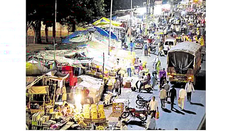 भोसरी - उड्डाण पुलाखालील रस्त्यालगत असलेल्या पदपथावर फळविक्रेत्यांनी दुकाने थाटली असून रस्त्यावर माल विक्रीसाठी ठेवला जातो.