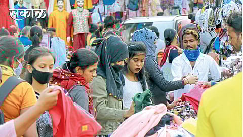 पिंपरी कॅम्प : नागरिकांनी खरेदीसाठी शनिवारी केलेली गर्दी.