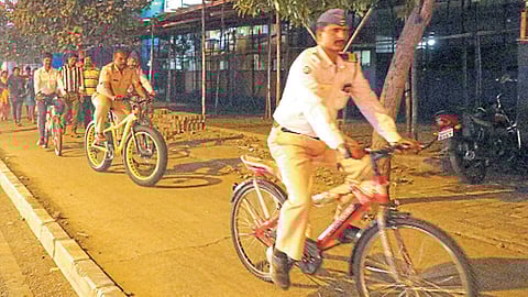 पिंपळे सौदागर - सायकलवरून गस्त घालताना पोलिस.