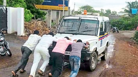 मायणी - मोहिमेवर निघण्याआधी गाडी ढकलून सुरू करताना पोलिस कर्मचारी.