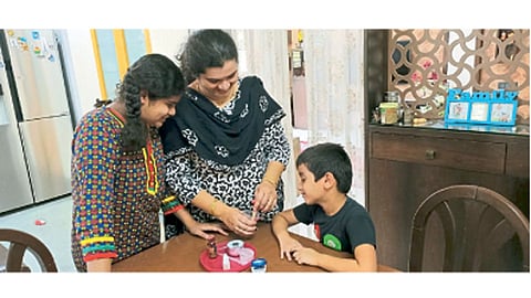 आईबरोबर (प्रज्ञा देवधर) मजेशीर रंग आणि साबणवड्या बनविल्यानंतर शर्वरी आणि शार्दूलच्या चेहऱ्यावर असं हसू फुललं.