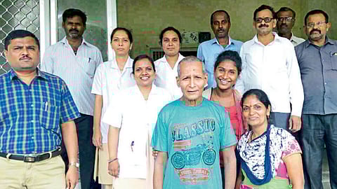 येरवडा - प्रादेशिक मनोरुग्णालयात प्रकाश देशपांडे व त्यांचे नातेवाइक. सोबत वैद्यकीय अधिकारी व कर्मचारी.